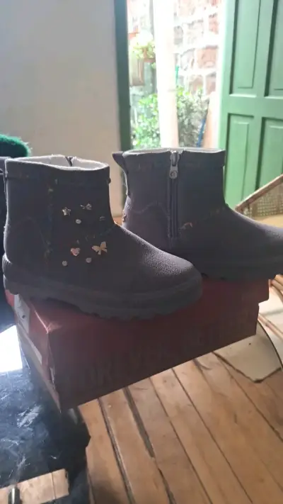 Botas infantiles gris con adornos coloridos - miniatura 3