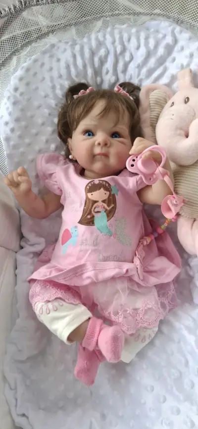 Muñeca Reborn Realista con Ropa Rosa - miniatura 3