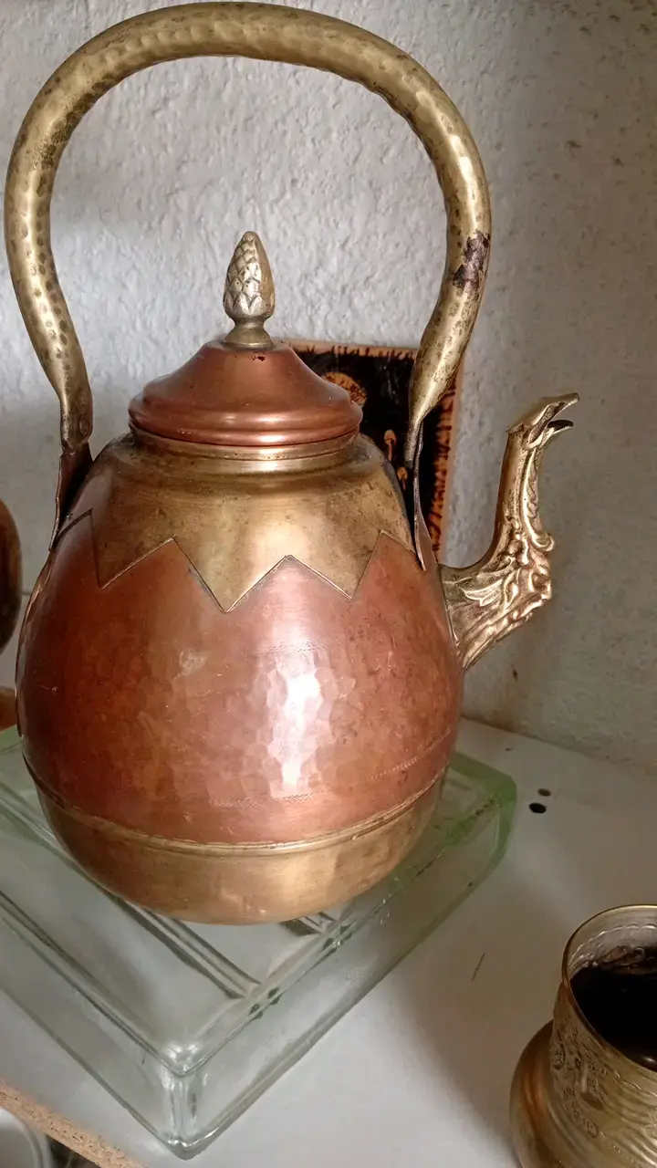 Tetera de cobre y latón con diseño antiguo