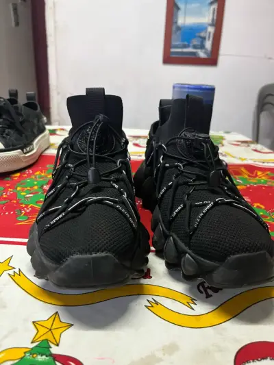 Zapatillas deportivas negras estilo moderno - miniatura 1