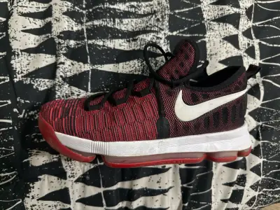 Zapatillas deportivas Nike rojas y negras - miniatura 1