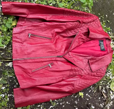 Chaqueta de cuero roja para mujer estilo biker - miniatura 1