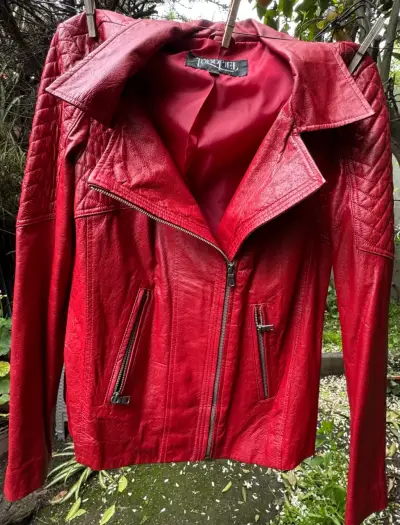 Chaqueta de cuero roja para mujer estilo biker - miniatura 2