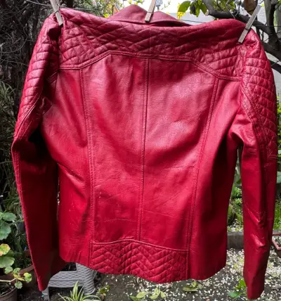 Chaqueta de cuero roja para mujer estilo biker - miniatura 3