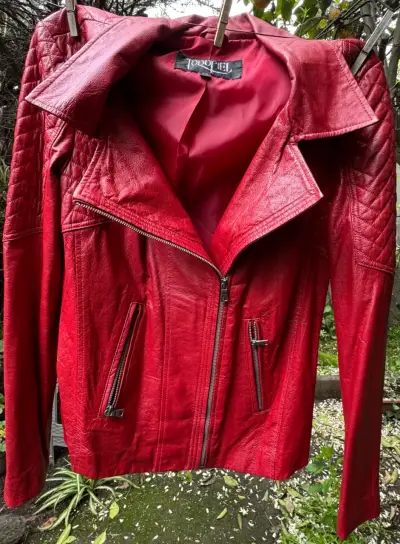Chaqueta de cuero roja para mujer estilo biker - miniatura 5