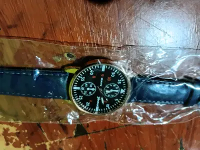 Reloj de pulsera con correa de cuero negro - miniatura 1