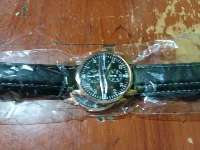 Reloj de pulsera con correa de cuero negro - miniatura 3