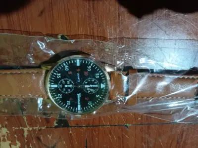 Reloj de pulsera con correa de cuero negro - miniatura 4