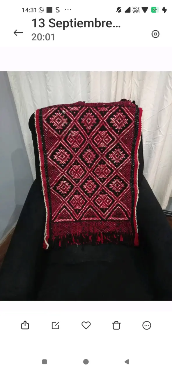 Manta tejida artesanal roja y negra
