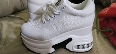 Zapatillas deportivas blancas con plataforma - miniatura 1