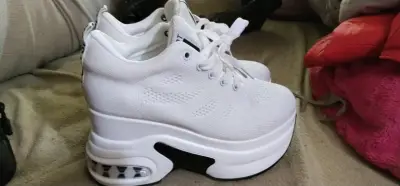 Zapatillas deportivas blancas con plataforma - miniatura 2