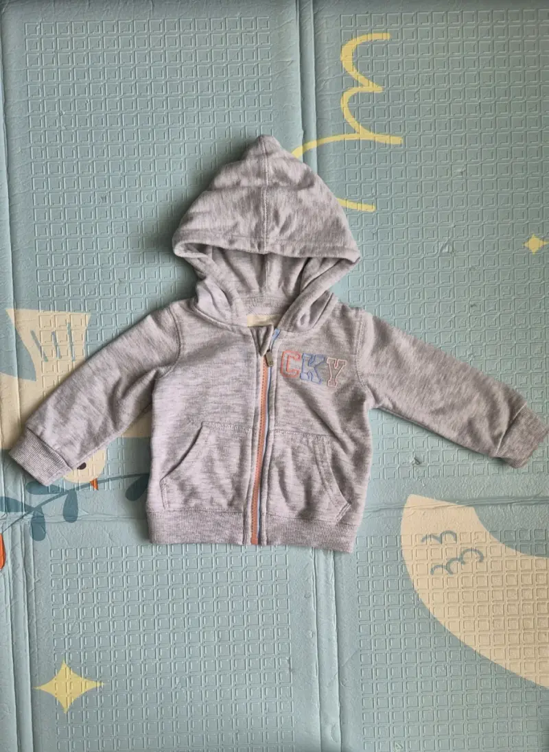 Polerón gris con capucha para bebé - 1