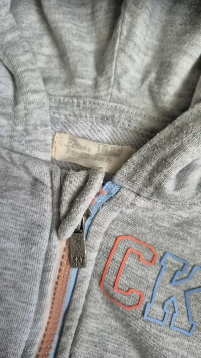 Polerón gris con capucha para bebé - miniatura 2