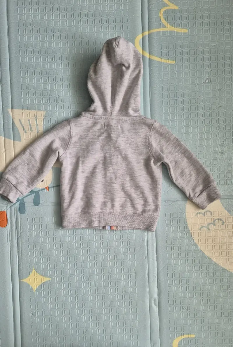 Polerón gris con capucha para bebé - 3