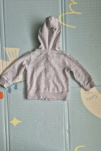 Polerón gris con capucha para bebé - miniatura 3