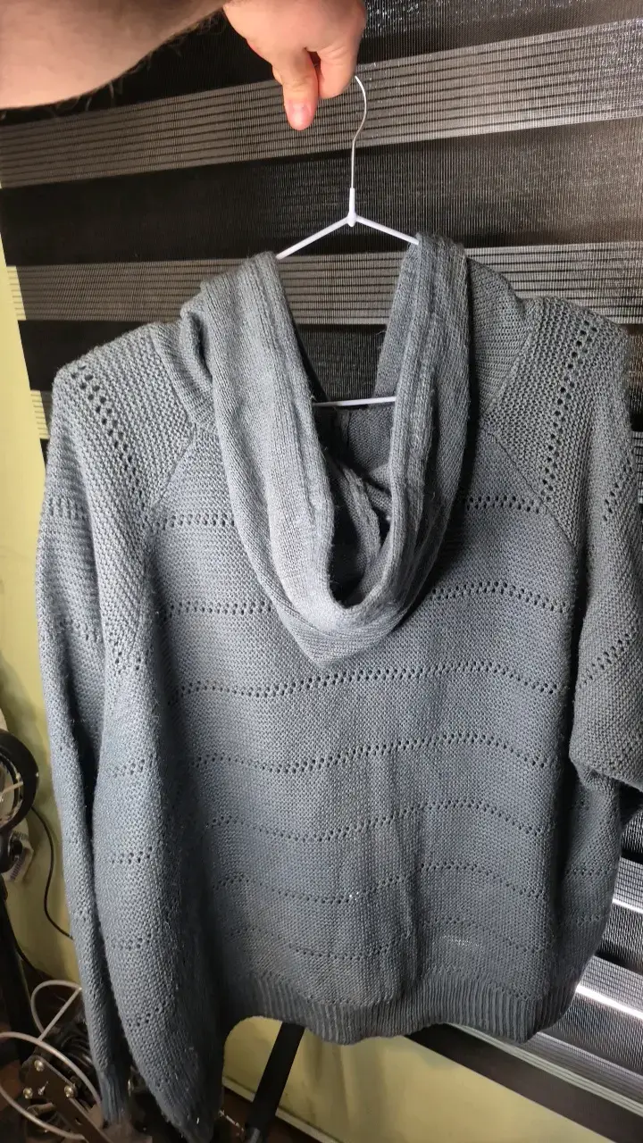 Chaleco gris con capucha tejido a mano - 2