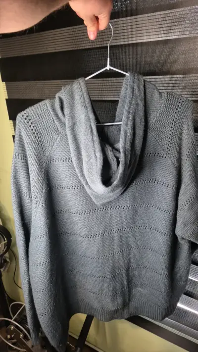 Chaleco gris con capucha tejido a mano - miniatura 2