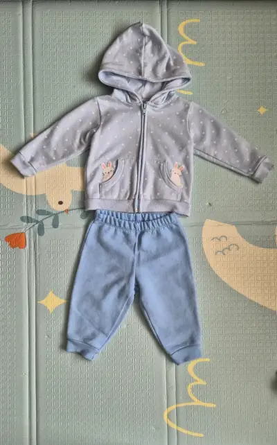 Conjunto de bebé azul con capucha y conejitos - miniatura 1