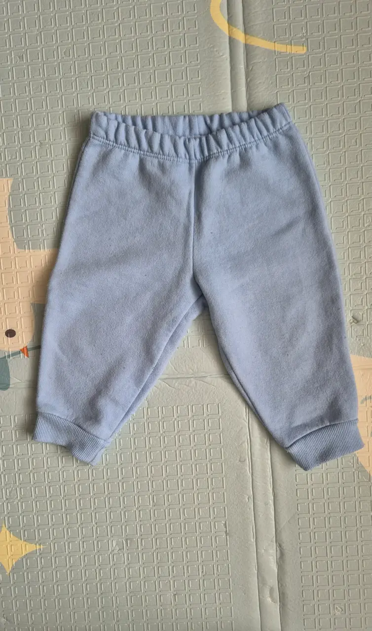 Conjunto de bebé azul con capucha y conejitos - 5