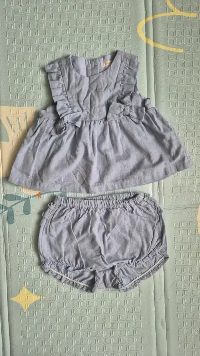 Conjunto de bebé azul con volantes - miniatura 1