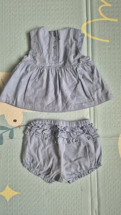 Conjunto de bebé azul con volantes - miniatura 2
