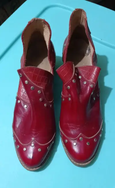 Botines de cuero rojos con tachas - miniatura 1