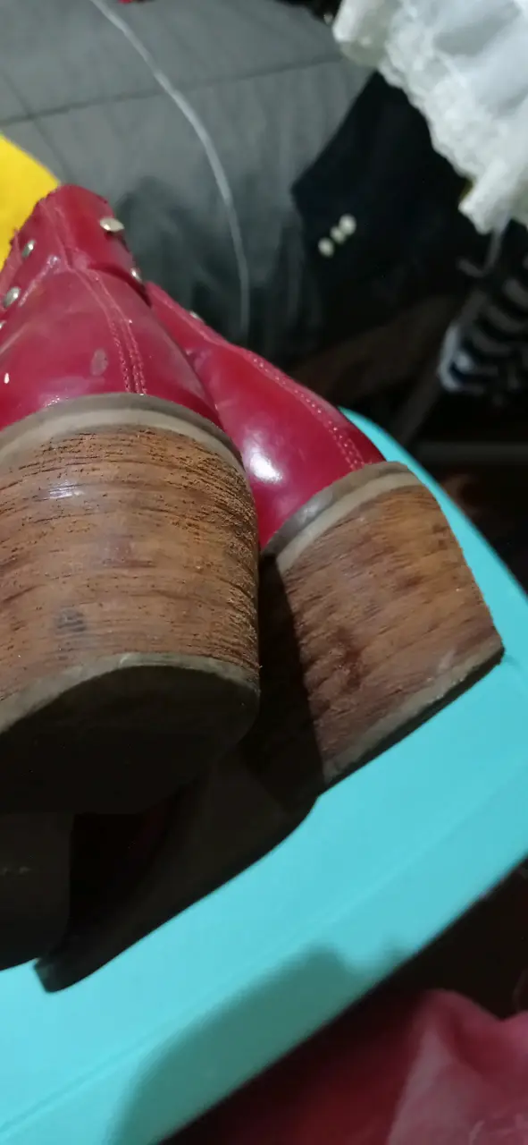 Botines de cuero rojos con tachas - 2
