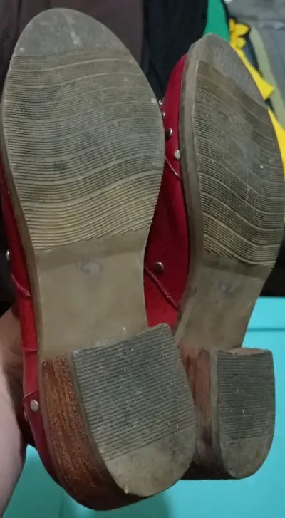 Botines de cuero rojos con tachas - miniatura 3