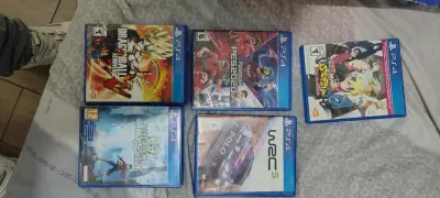 Consola PS4 con juegos y controles - miniatura 1