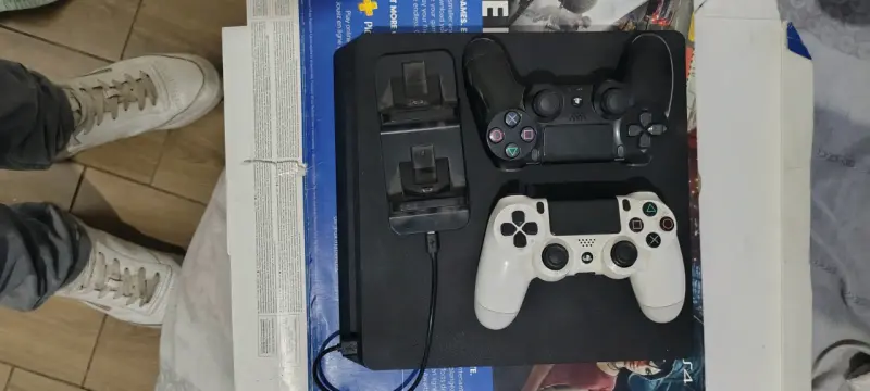 Consola PS4 con juegos y controles - 2