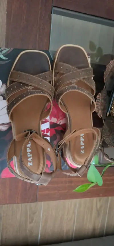 Sandalias de tacón marrón Zappa con hebilla - miniatura 1