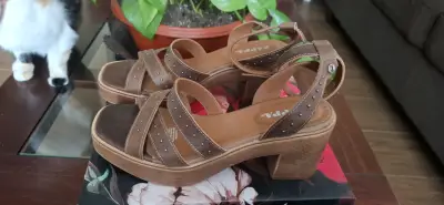 Sandalias de tacón marrón Zappa con hebilla - miniatura 2