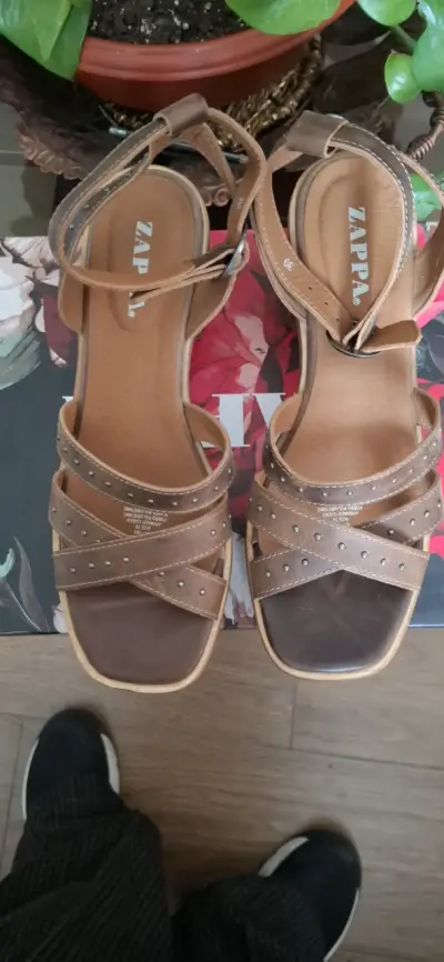 Sandalias de tacón marrón Zappa con hebilla - miniatura 3