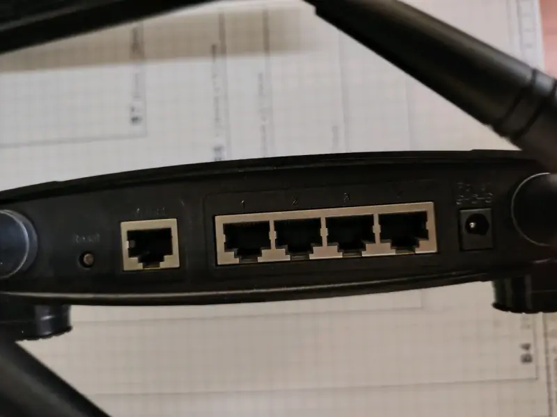 Router inalámbrico Linksys 2.4 GHz WRT54GL - 1