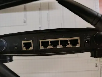 Router inalámbrico Linksys 2.4 GHz WRT54GL - miniatura 1