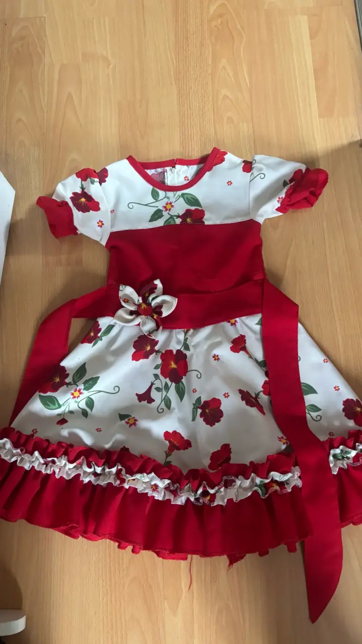Vestido de huasa infantil floral rojo y blanco