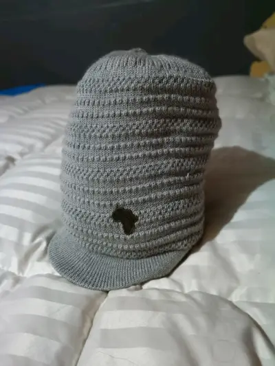 Gorros de lana con visera en varios colores - miniatura 1