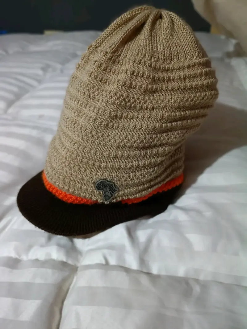 Gorros de lana con visera en varios colores - 4
