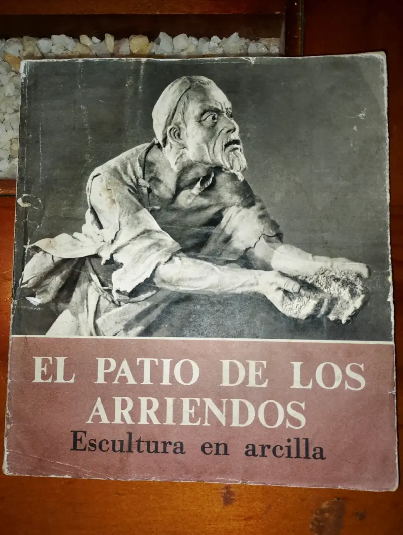 Libro 'El Patio de los Arriendos' Escultura en Arcilla - 1