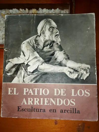 Libro 'El Patio de los Arriendos' Escultura en Arcilla - miniatura 1