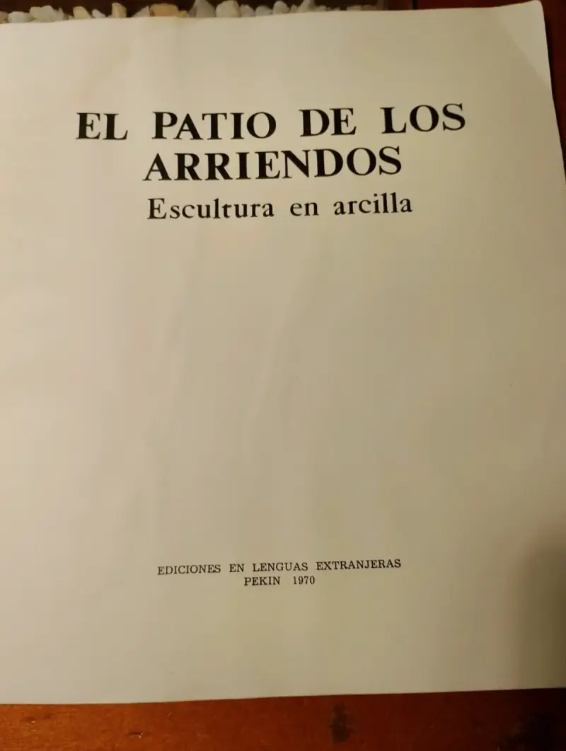 Libro 'El Patio de los Arriendos' Escultura en Arcilla - 2