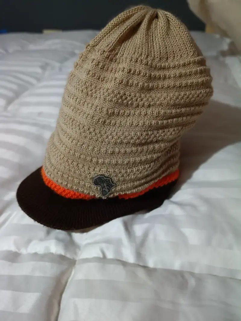Gorros de lana con visera en varios colores - 4