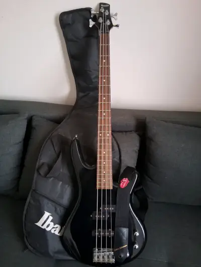 Bajo eléctrico Ibanez negro con funda - miniatura 1