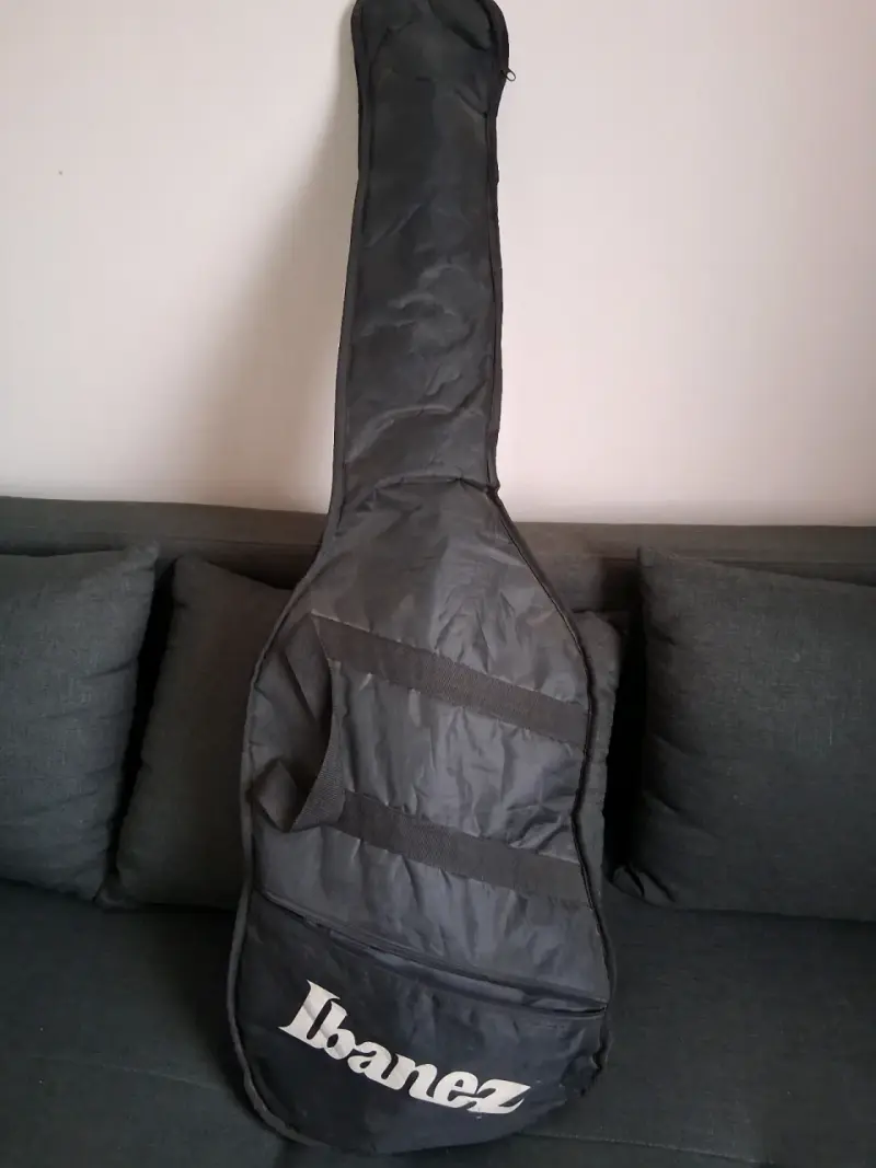 Bajo eléctrico Ibanez negro con funda - 3