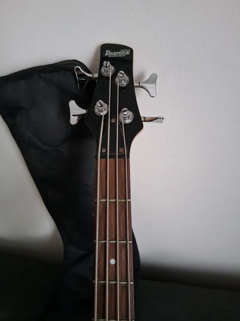 Bajo eléctrico Ibanez negro con funda - 4