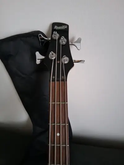 Bajo eléctrico Ibanez negro con funda - miniatura 4