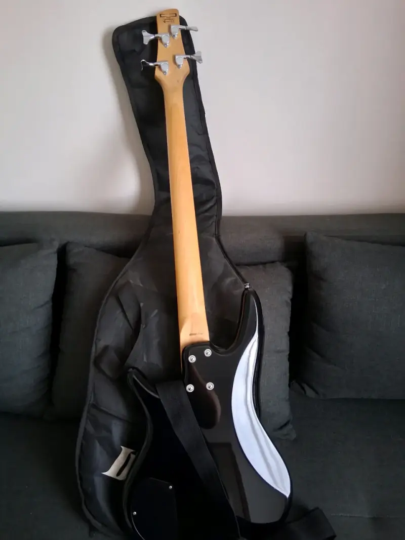 Bajo eléctrico Ibanez negro con funda - 5