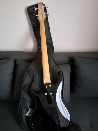 Bajo eléctrico Ibanez negro con funda - miniatura 5