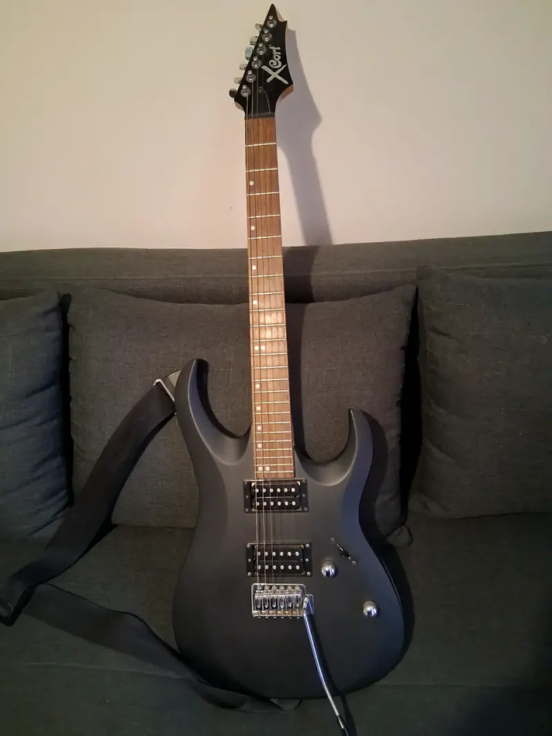 Guitarra eléctrica Cort X-1 negra con correa