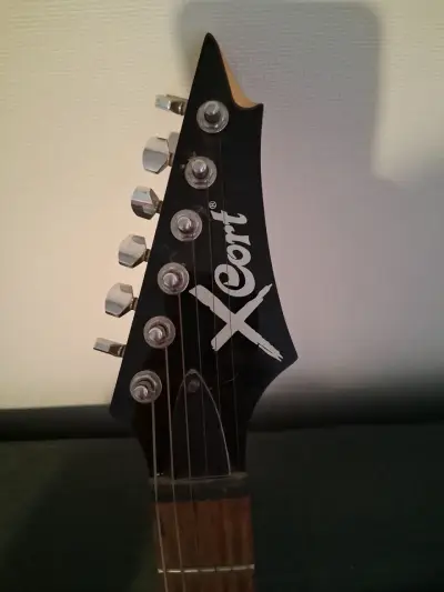 Guitarra eléctrica Cort X-1 negra con correa - miniatura 2